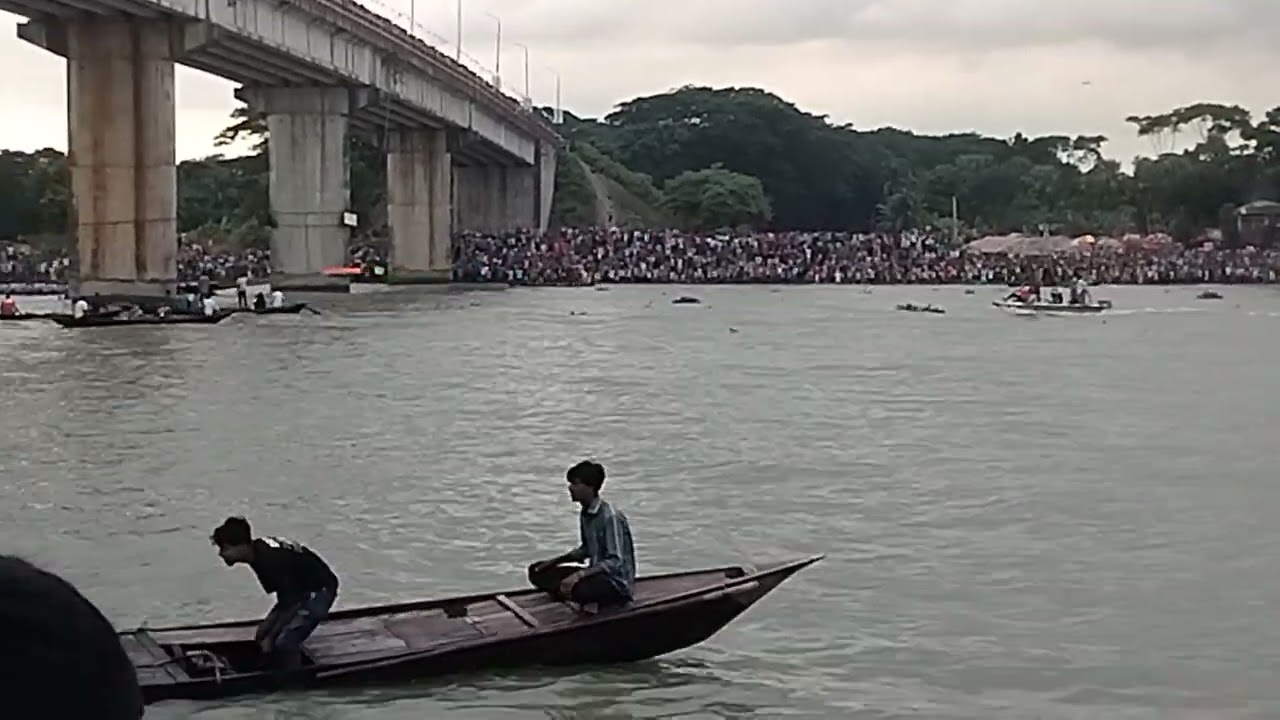 উজিরপুর সন্ধা নদীতে নৌকা ভাইস দেখতে হাজারো মানুষের ঢল।