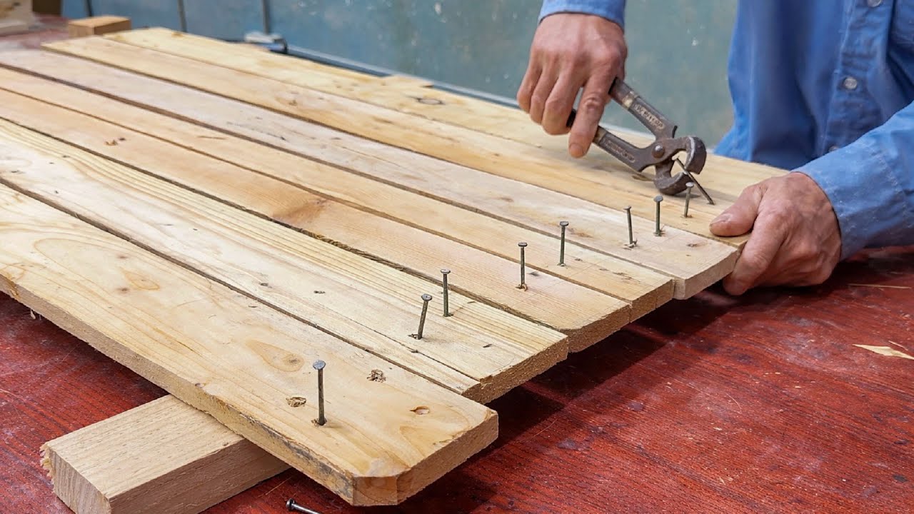 Make Your Own Free Christmas Lights From Old Pallet Wood // The