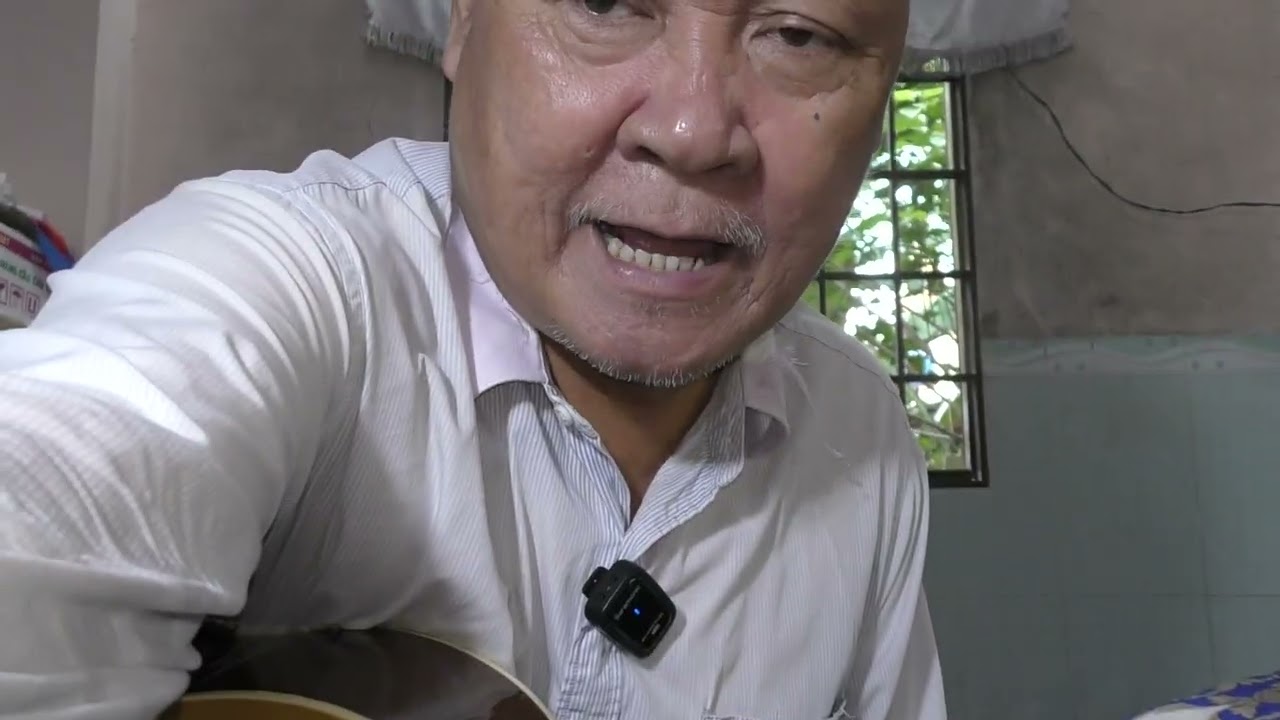 cây guitar HONEY BEE..F15N.. ngoại hình còn đẹp..giá 1tr250k.cây guitar điện Photogenic..giá 1tr480k