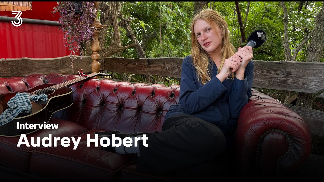Audrey Hobert on romcoms, songwriting and getting back with exes | Interview | Vera On Track