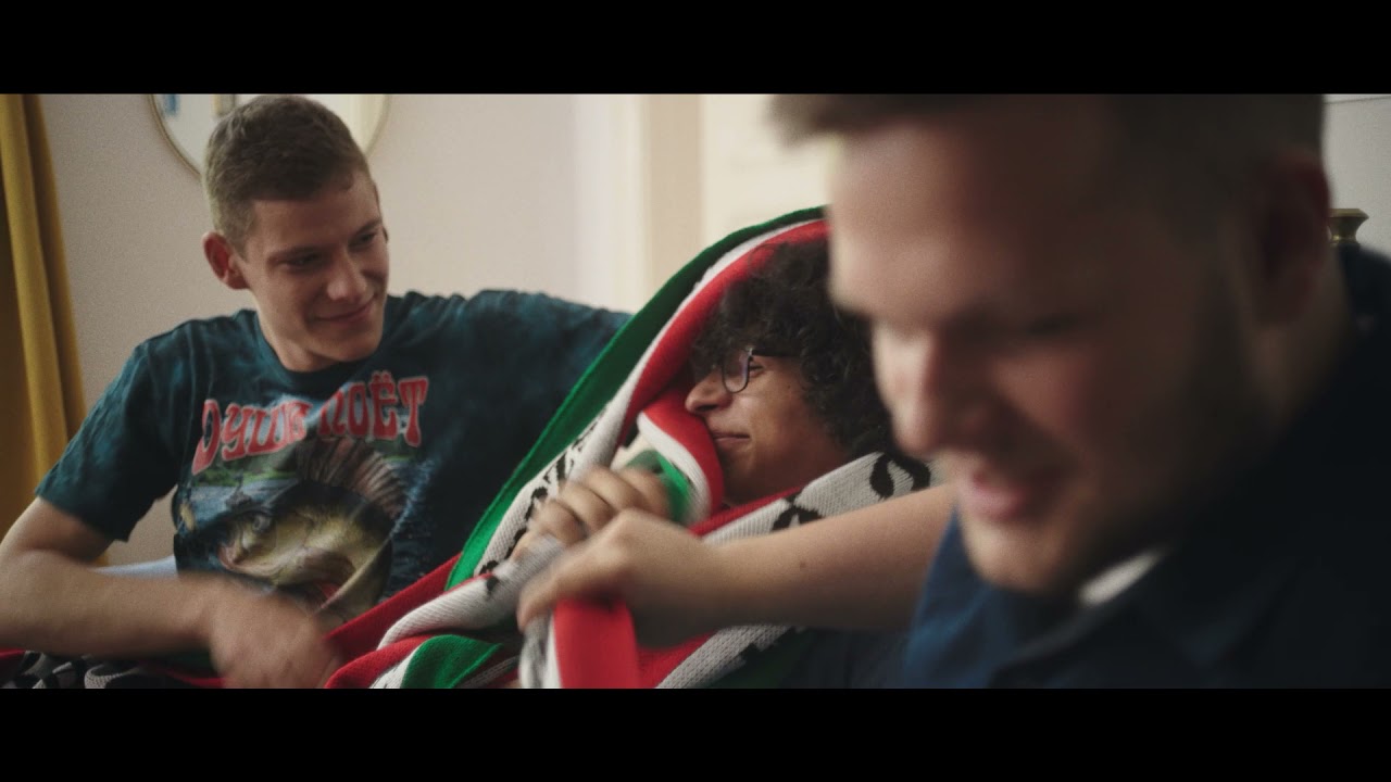 The Bond Of Cheering - The Longest Fan Scarf Ever Made  | TELENOR