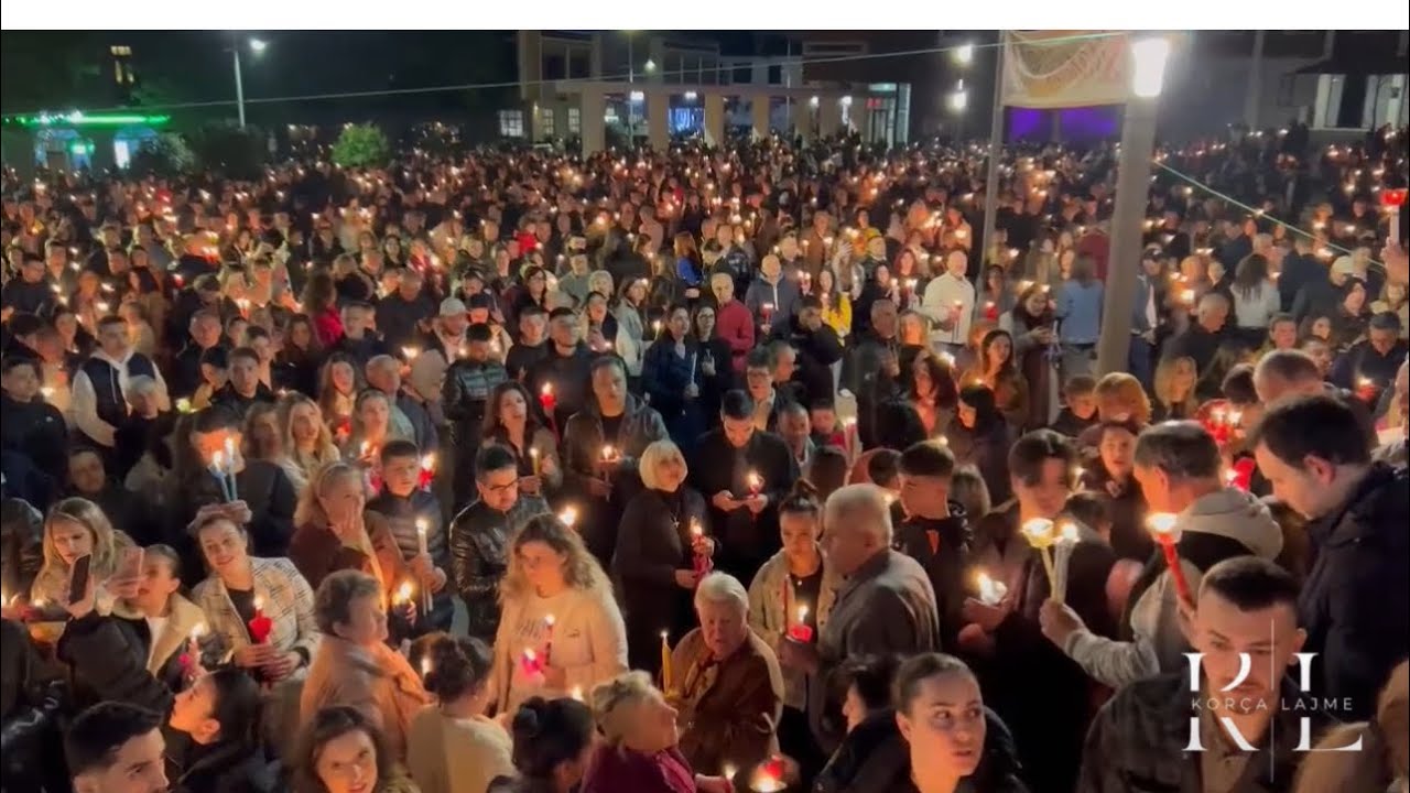 Korça e mahnitshme,mijra besimtarë në sheshin e katedrales për të kremtuar Pashkën.GËZUAR