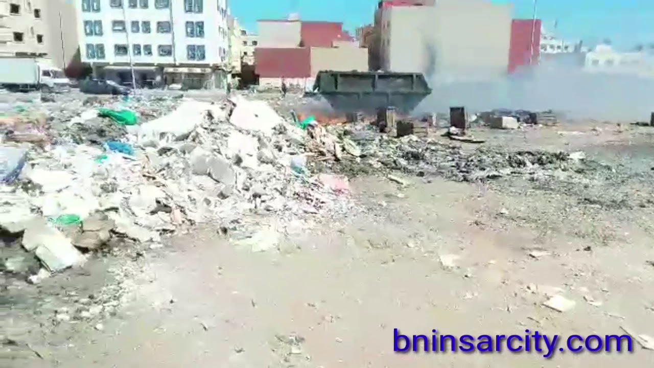 Bninsarcity. اشتعال النيران وروائح الازبال قرب مدرسة البكري ببني انصار