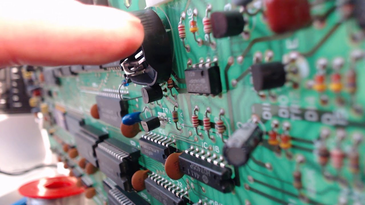 Réparation d'un synthé Yamaha DX7 - Ça tourne (presque) mal