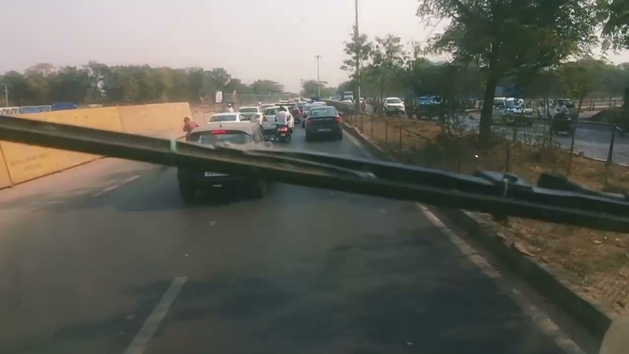 Ahmedabad Gandhinagar Road per 🚦🛣️🚛 trophy lag chuka hai Road ka najara dekh lo video 27 2206