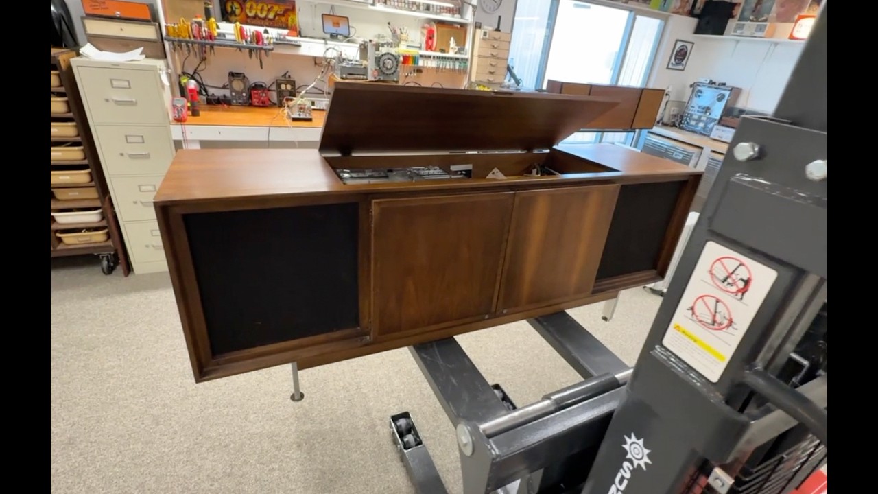 Servicing a 1970 Philco 