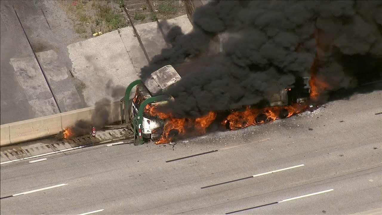 Trash truck fire on I-95 in Philadelphia