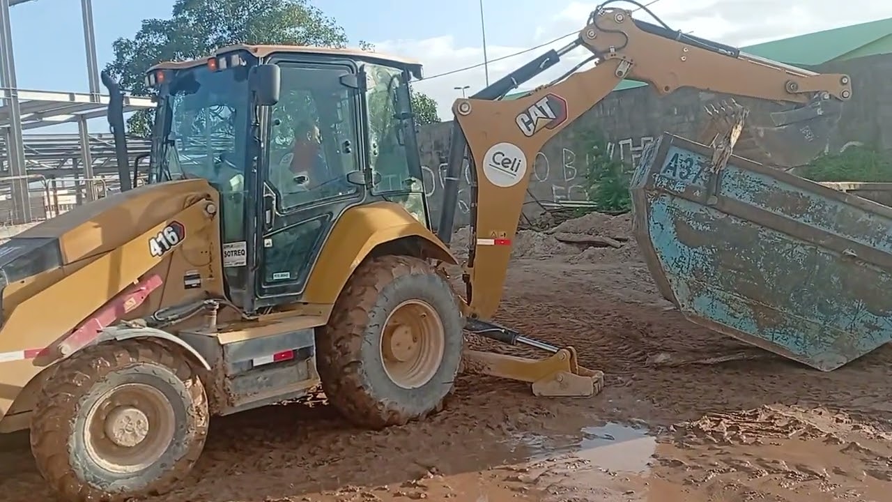Operando Retroescavadeira Caterpillar modelo 416