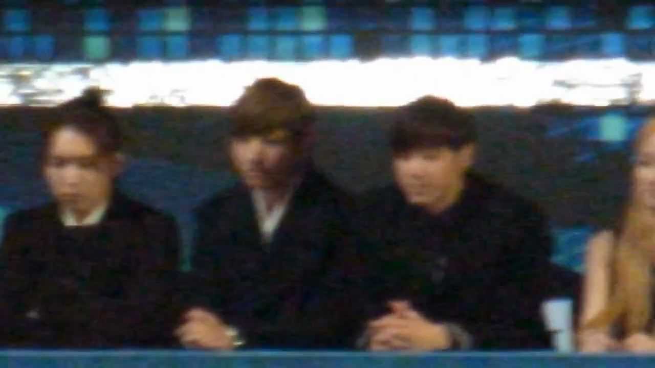 121229 TVXQ watching f(x) performance @ SBS Gayo
