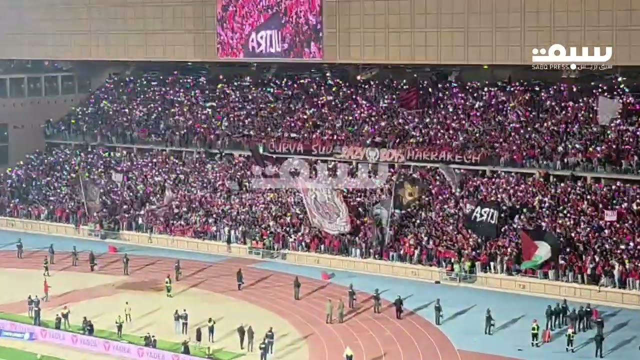 لوحات فنية بين المدرج الجنوبي والشرقي في مباراة الكوكب