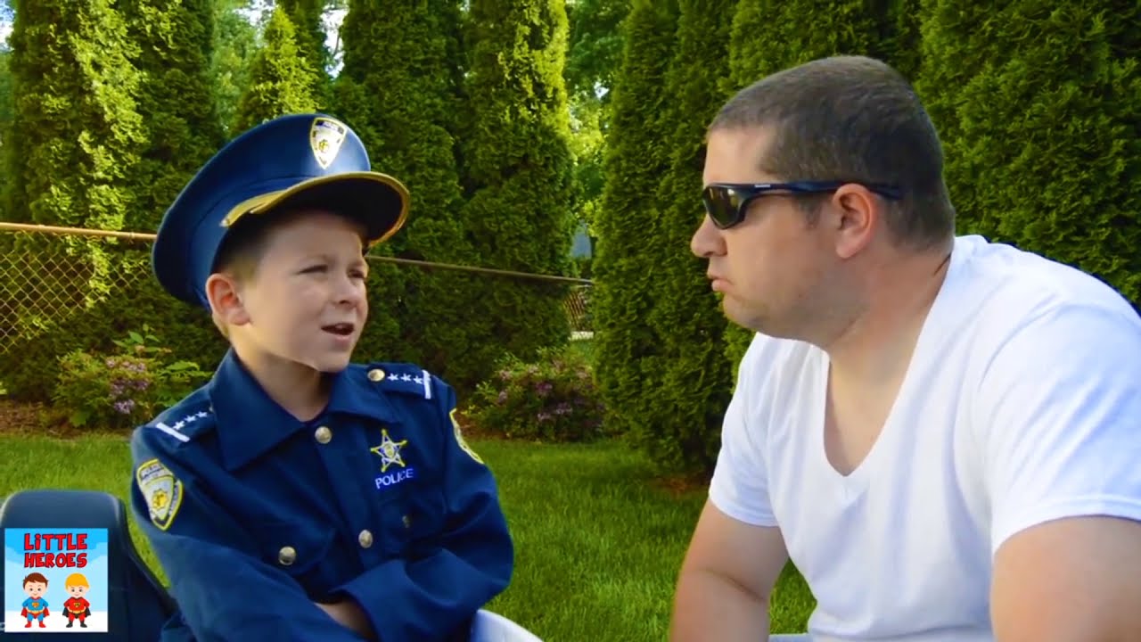 Little Heroes Help Investigate Pretend Police Case