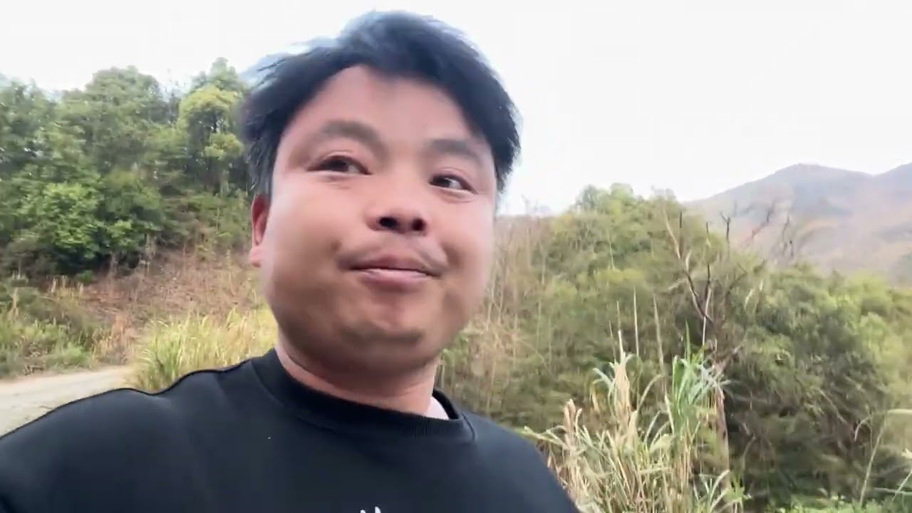 这是天天有小牛诞生吗？收工了遛出一头小牛仔。 #农村养牛人记录农村生活 #生态散养 #三农 #养牛人加油