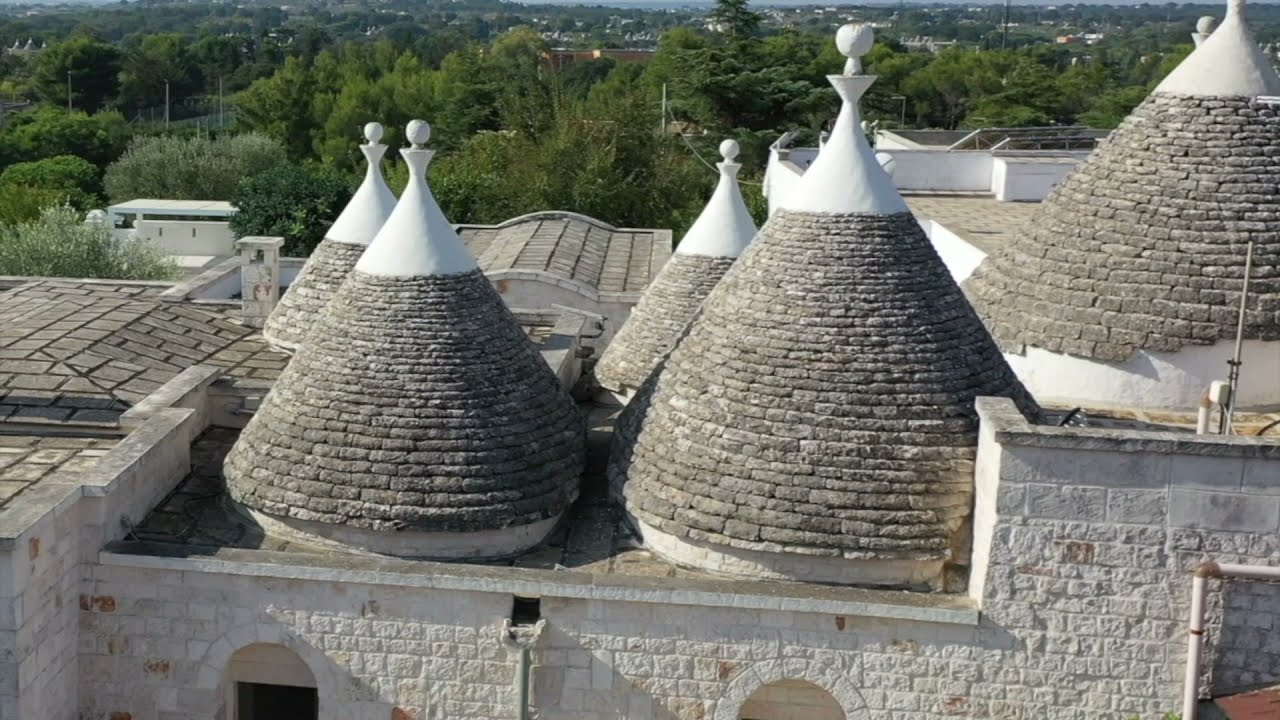 Rif. 1931 Prestigioso complesso di trulli con piscina e giardino in vendita a Laureto
