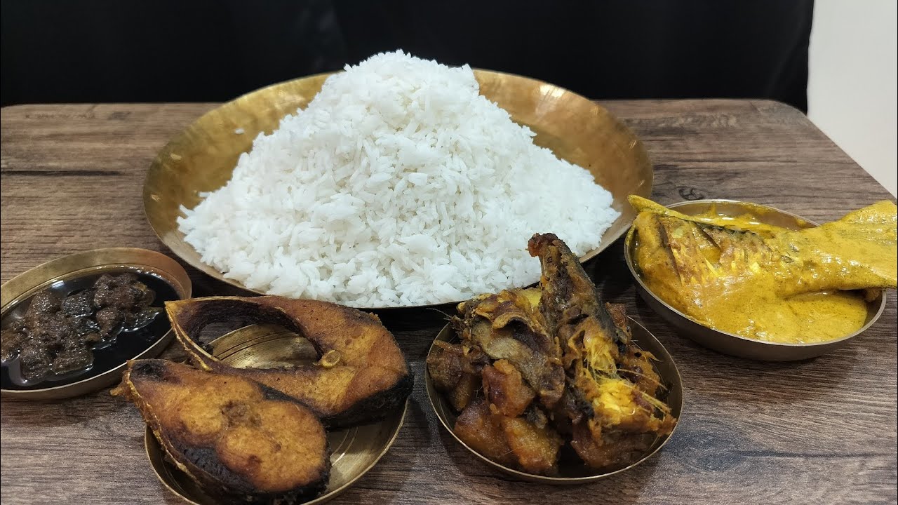 Hilsa platter... ilish bhaja, ilish bhapa, ilisher tel aar kumro diye ilisher matha