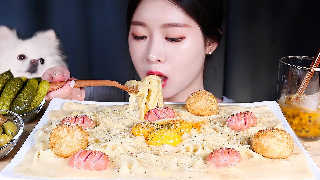 ASMR * Супер сливочная паста, сосиски и сырные шарики 🤍 Белая кремовая паста MUKBANG