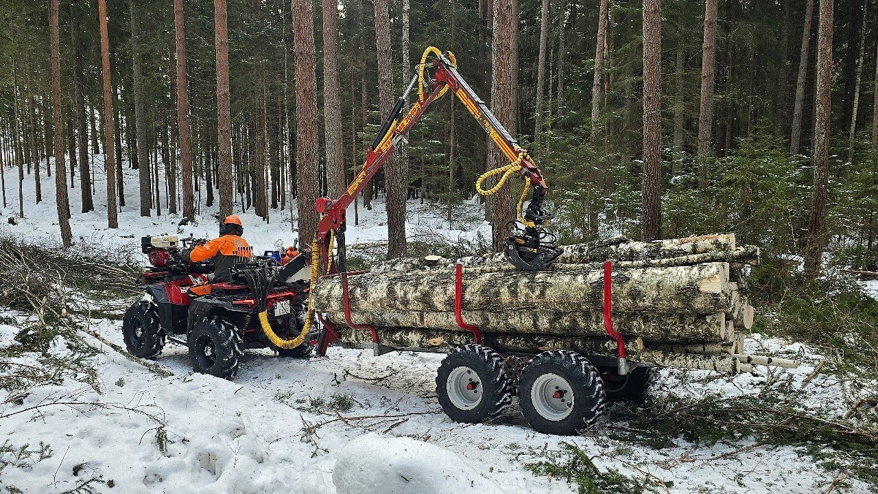 Polaris Sportsman XP 1000 - Kranman T1750 Loading birch firewood