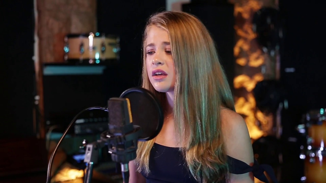 Lisa Taylr - Chasing Pavements [COVER]