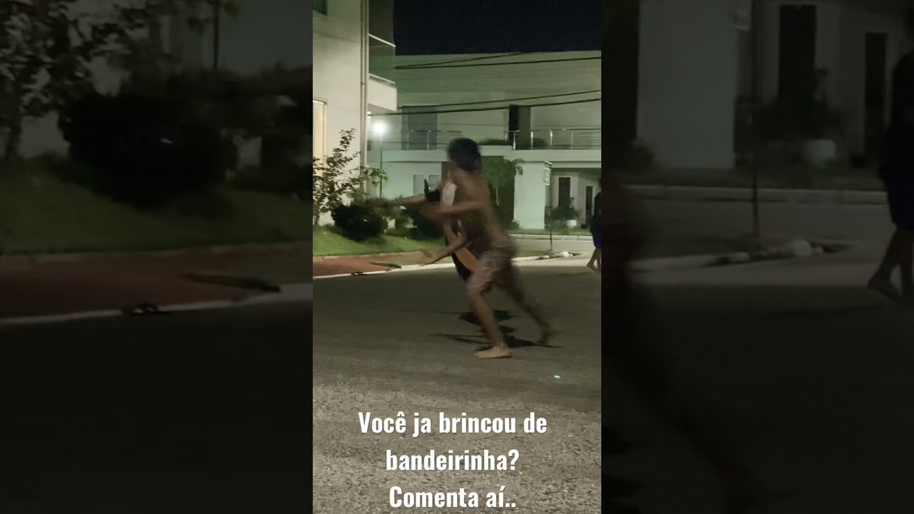 Brincando de bandeirinha na rua