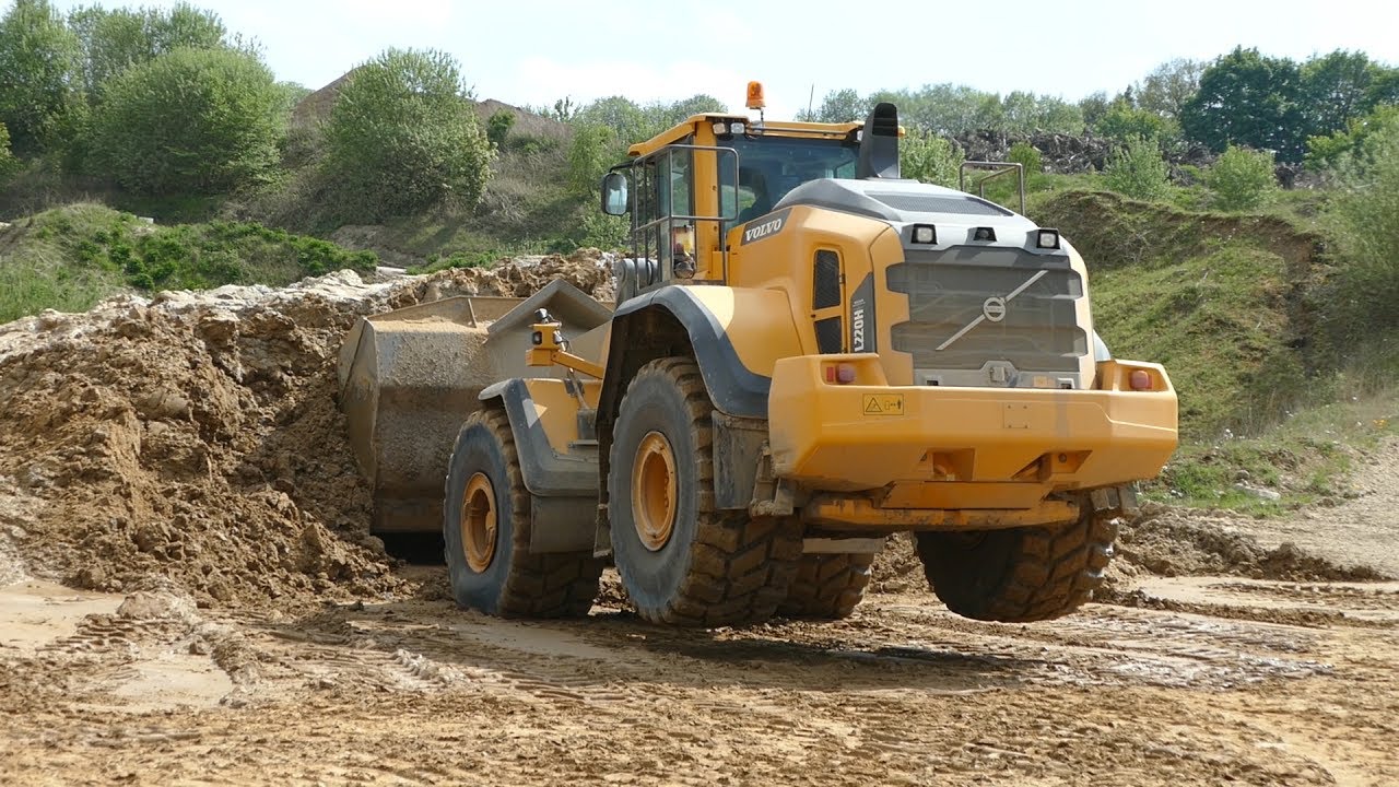 Volvo L220H Wheel-Loader Moving Dirt in Danish Gravel Pit | Hard Work | JJ Grus