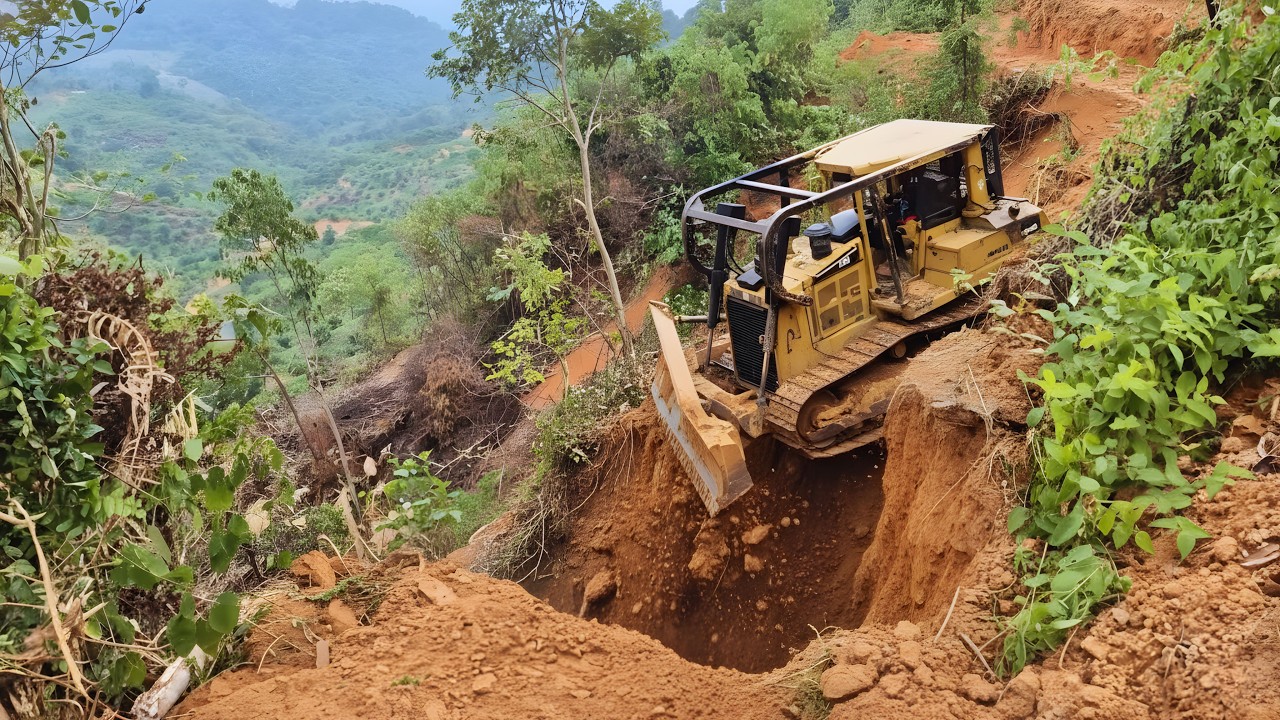 My Day Operating an Old CAT D6R XL Building a Road by the Cliff Edge