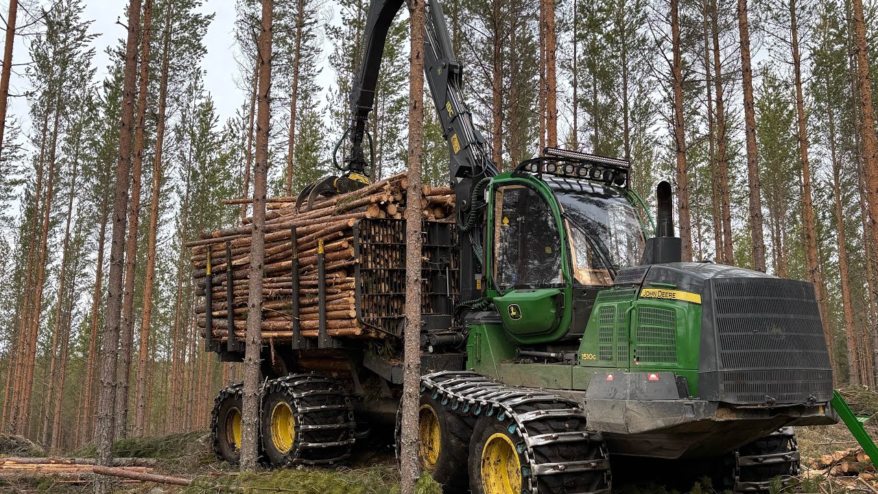 John Deere 1510G Loading in pine thinning