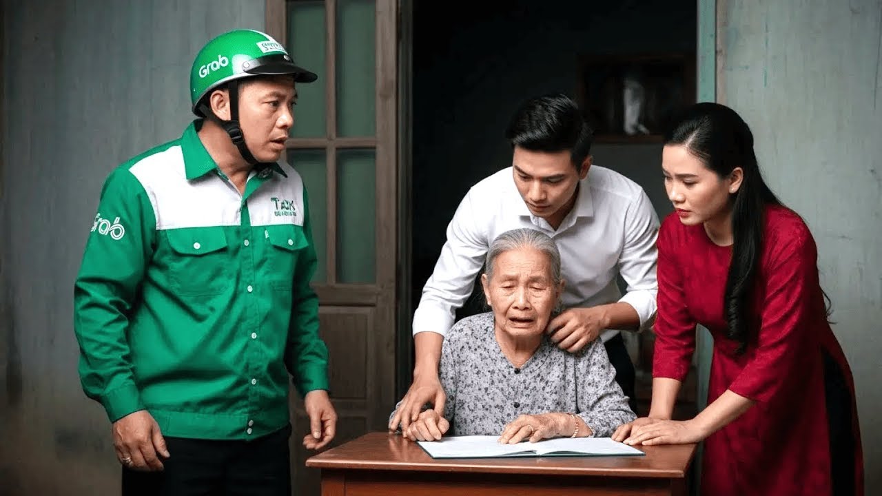 Tỷ Phú Giả Anh Xe Ôm Về Quê Giỗ Bố, Chết Lặng Khi Thấy Em Trai Đuổi Mẹ Đi Vì Không Được Chia Tài Sản