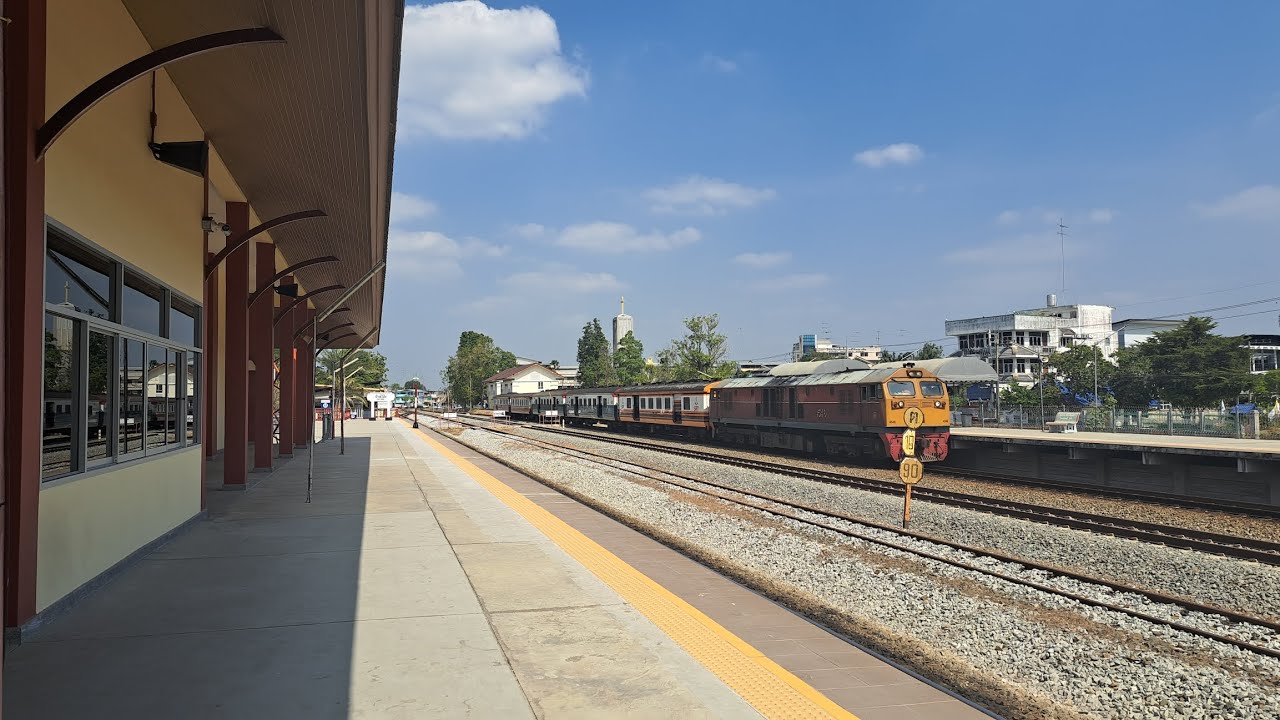 ขบวนสินค้า 985 กท.-โล. จอดสถานีรถไฟบ้านโป่ง