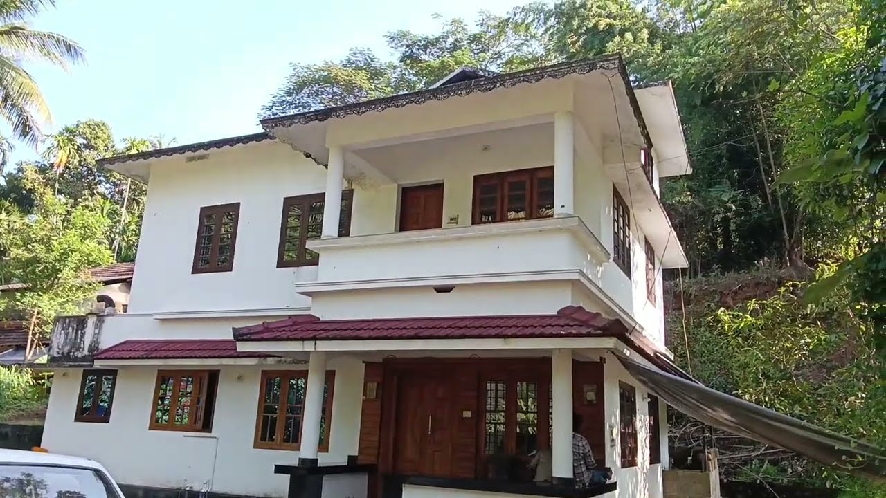 PALAKKAD Dt VANIYAMKULM  P K DAS HOSPITAL  2 KM BUS  ROAD HOUSE FOR SALE CALL 9074434350