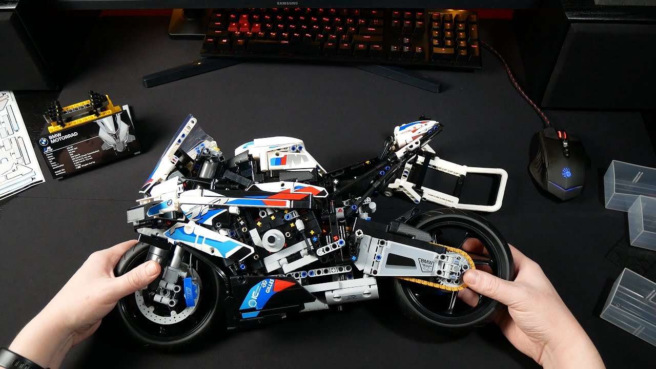 LEGO Technic 42130  BMW Motorrad M 1000 RR Speed Build