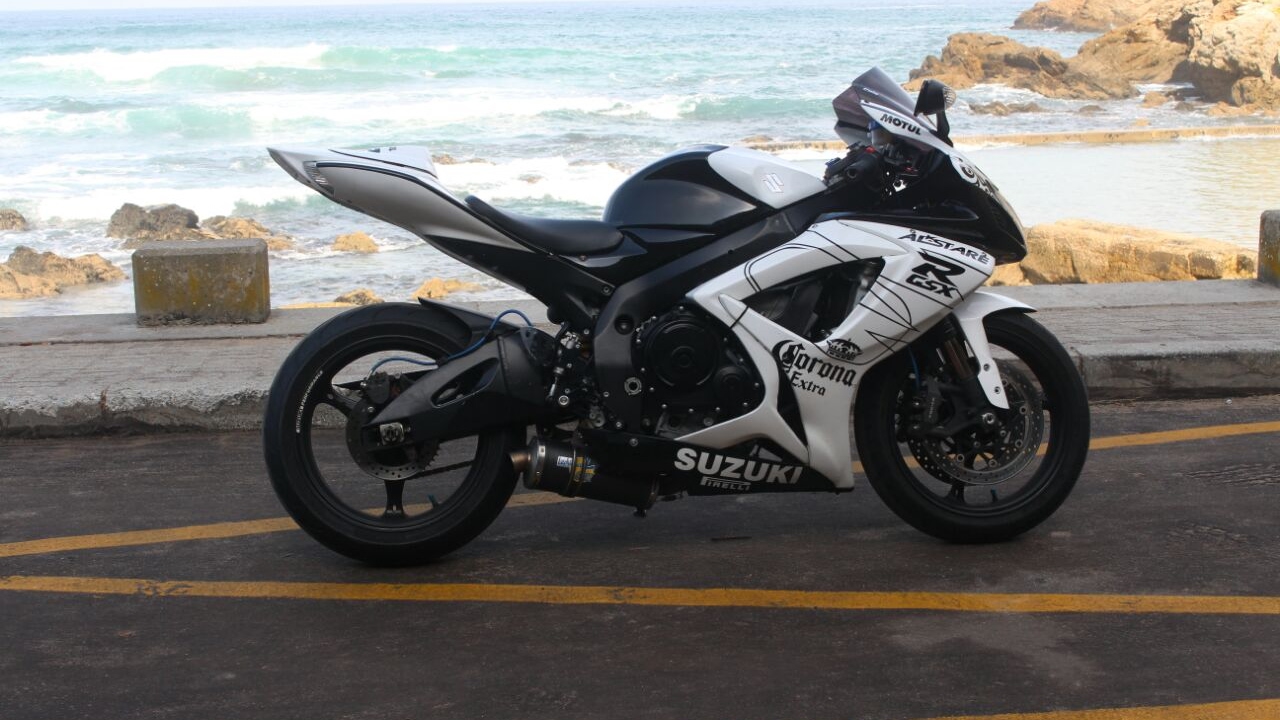 suzuki gsxr 750 k7 and bmw r1200s chilling in the pass