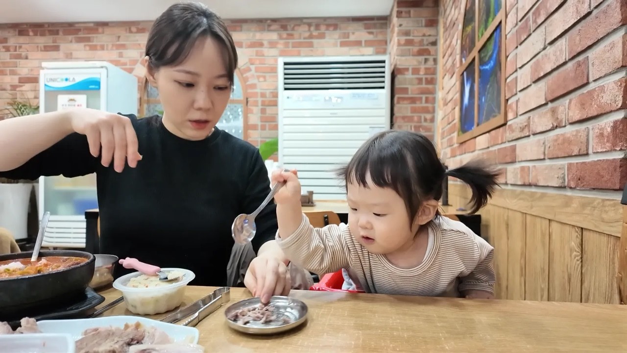 아내랑 국밥 먹으러 왔는데🍚 다 뺏어 먹는 13개월 아기..😨