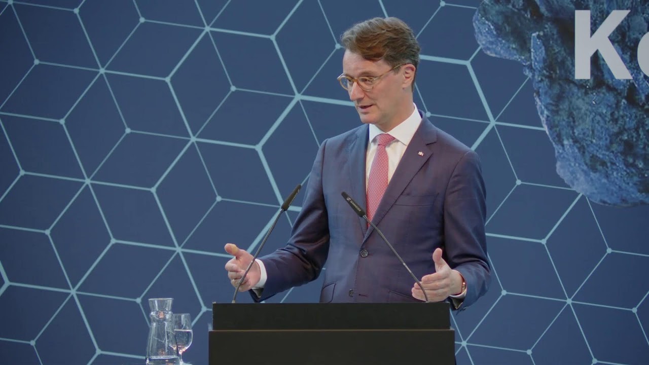 Live: PK zur AI-Skilling-Initiative mit MP Wüst, Ministerin Feller und Brad Smith (Microsoft)