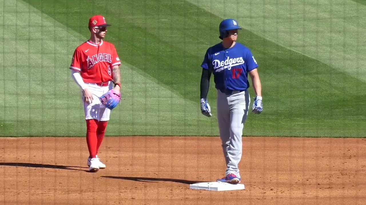 大谷選手が好きすぎてエンジェルスコーチが初打席をビデオに撮っている！まるで授業参観のお父さん。アリゾナキャンプ現地映像。#shoheiohtani #dodgers #angels戦#ドジャース
