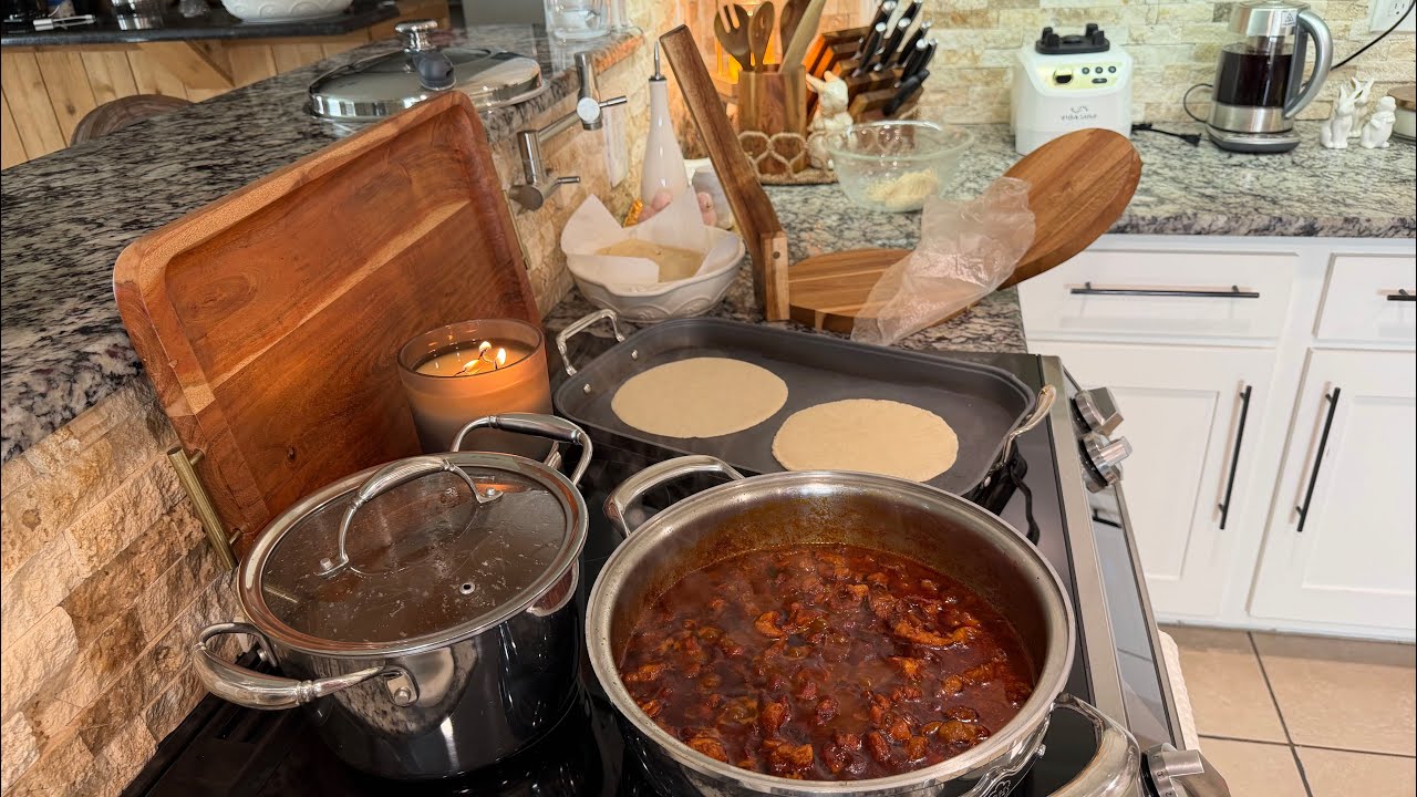 Carne con chile rojo y tortillas de maseca 