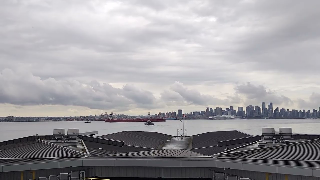 2025年6月20日。Lonsdale Quayからバンクーバー港を眺める
