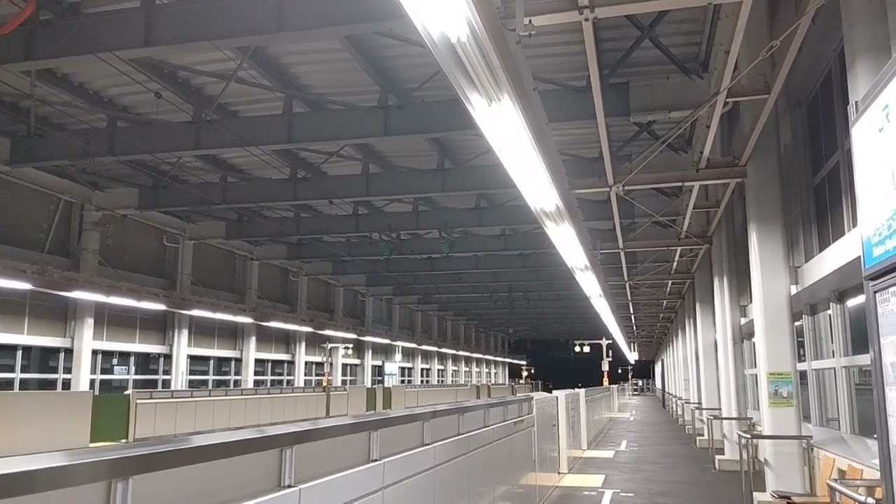 糸魚川駅を高速通過するかがやき。