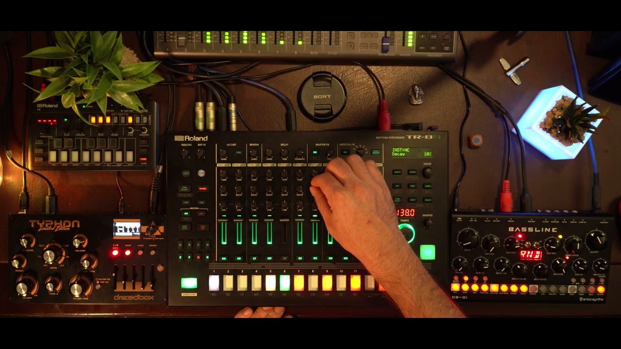 DAWLESS JAM#11  (&Epsilon;RICA SYNTHS - BASSLINE DB-01, ROLAND - TR-8S, DREADBOX -TYPHON, ROLAND - J-6)