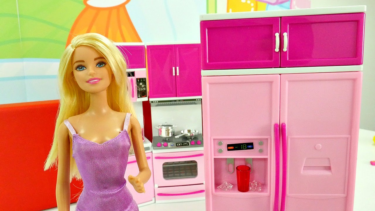 Barbie ve mutfağı; eşyaları buz dolabına yerleştirme oyunu