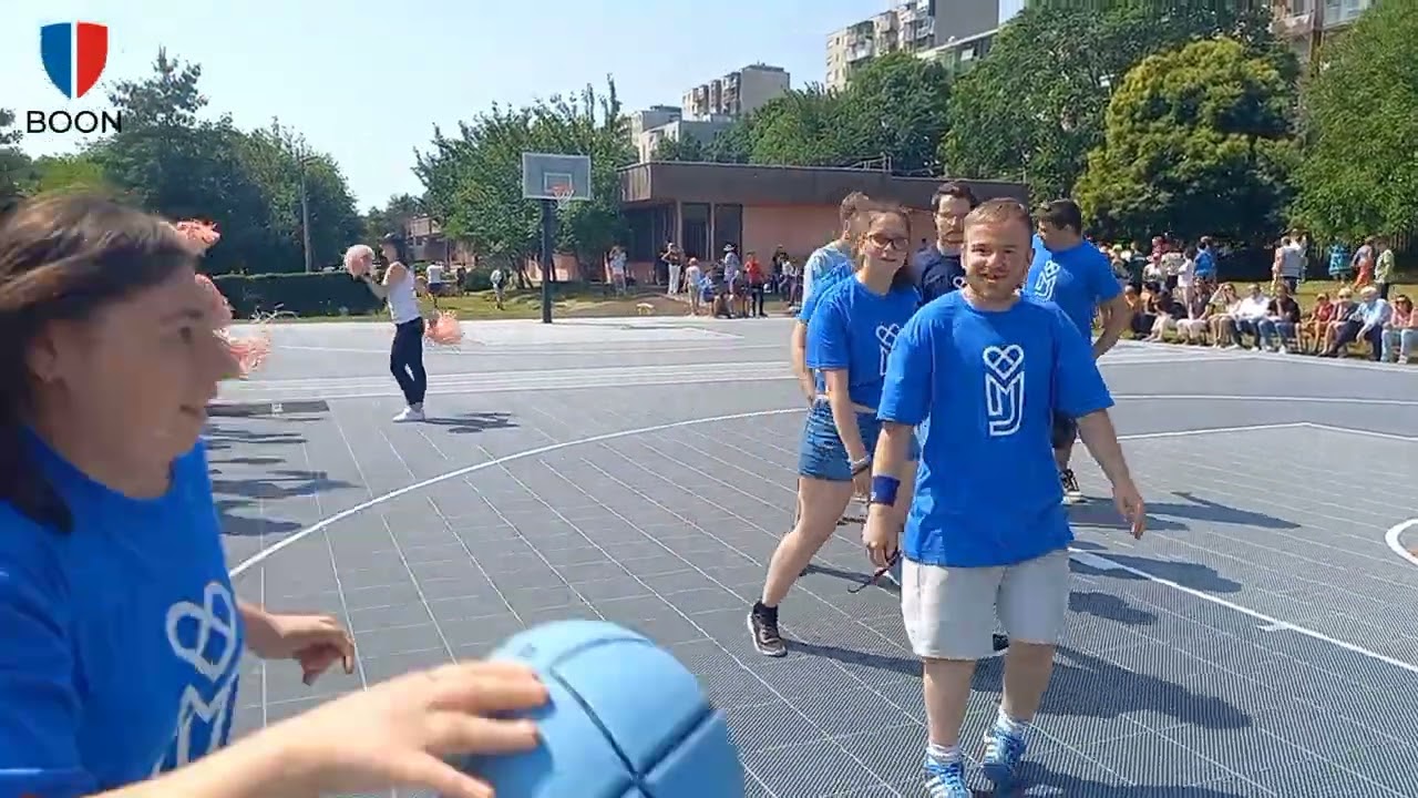 Szabadtéri kosárlabdapályát adtak át a Martin János iskolában