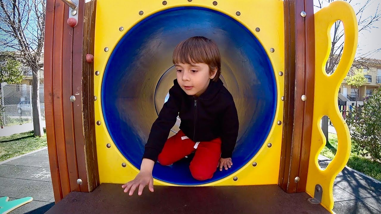 T&Uacute;NEL AZUL NO PARQUINHO INFANTIL!! Fun Outdoor Playground for Kids