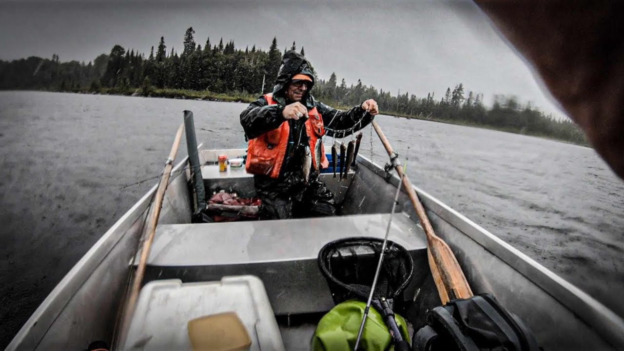 Pêche en lac sous une pluie TORRENTIELLE | Truite mouchetée, pêche au Québec.