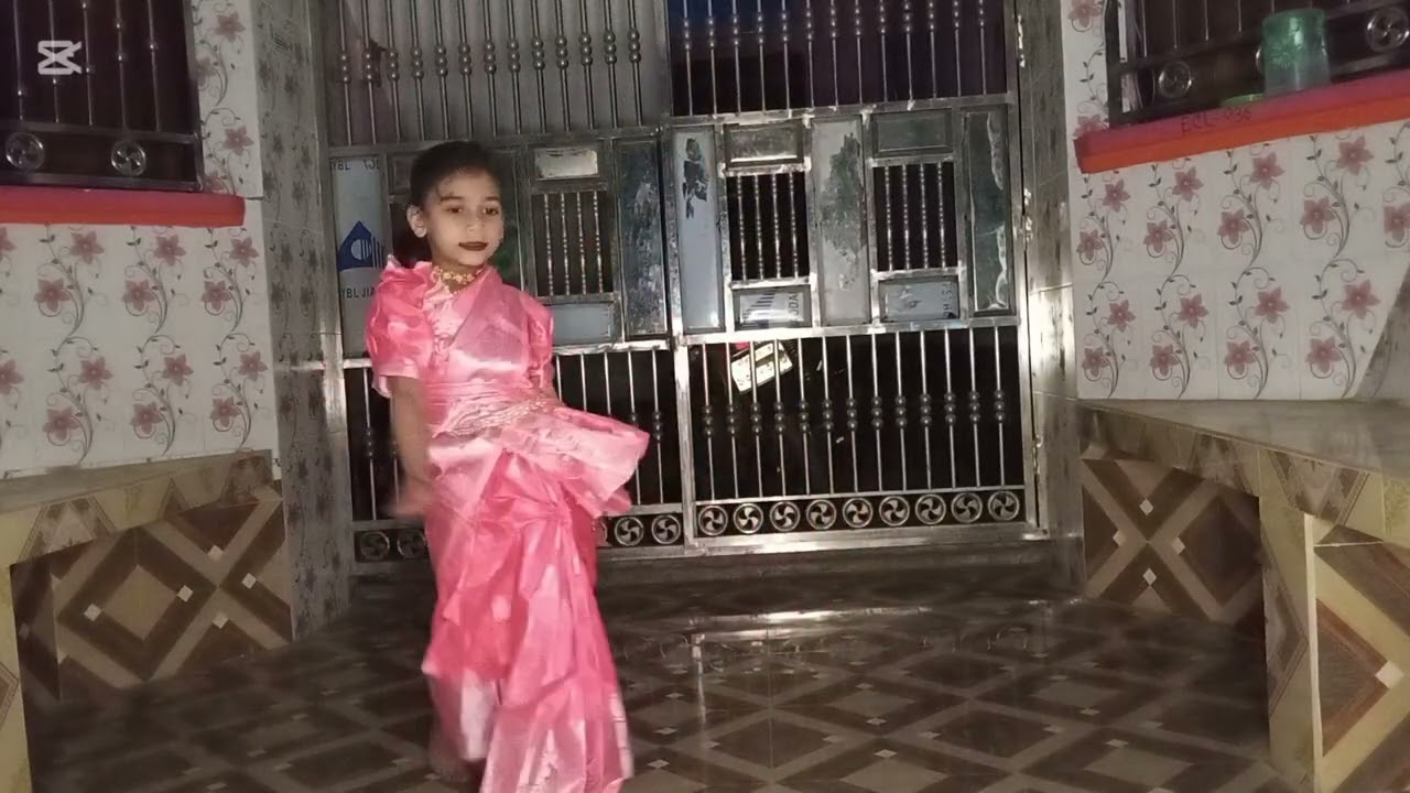 সোনা দানা দামি গহনা।