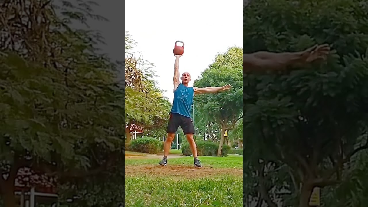 Освоение 32-килограммовой гири в парке.