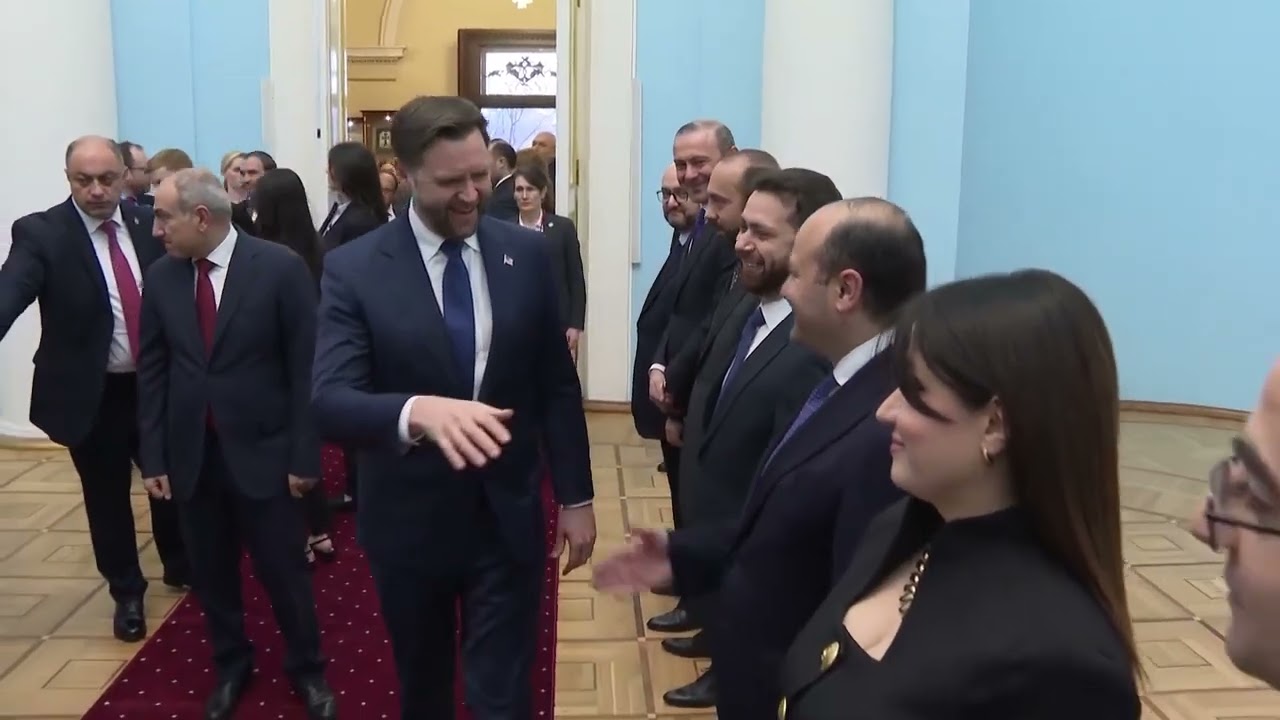 Пашинян приветствует вице-президента США Джеймса ДеВриса.