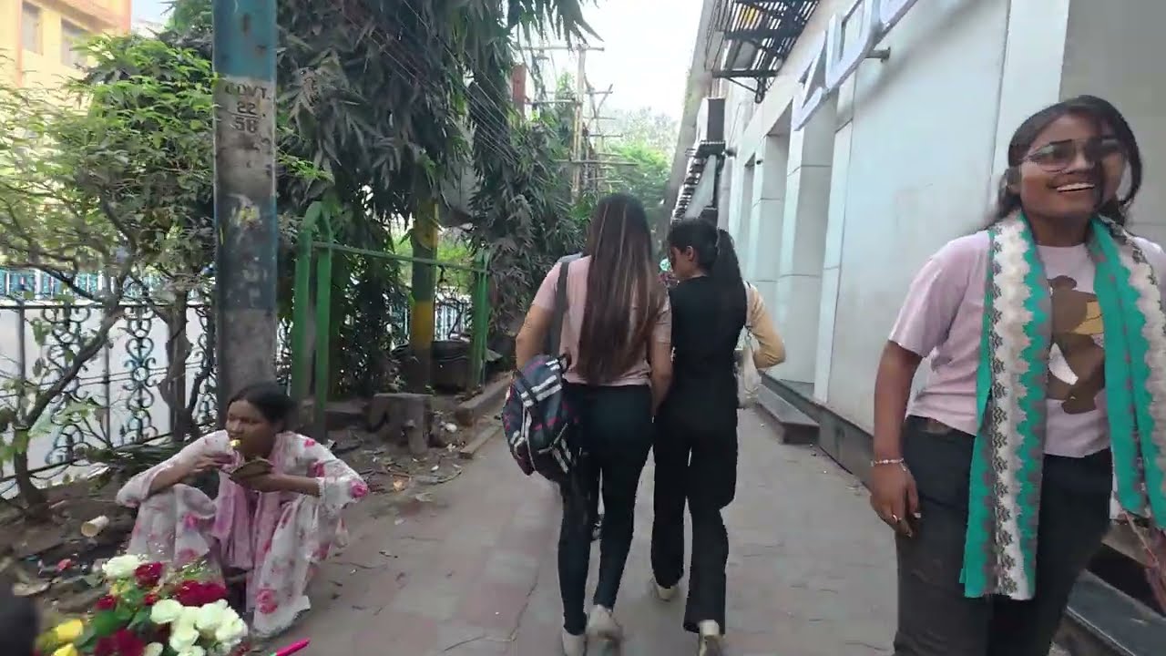 You Won&rsquo;t Believe This Street in Kolkata - Park Street Walk | West Bengal | India 🇮🇳