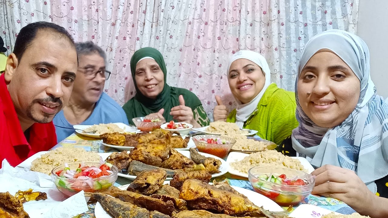 تحدي أكل السمك المقلي والرز مع السلطة إللي حاجات غريبه بنسمعها أدخل شوف😳