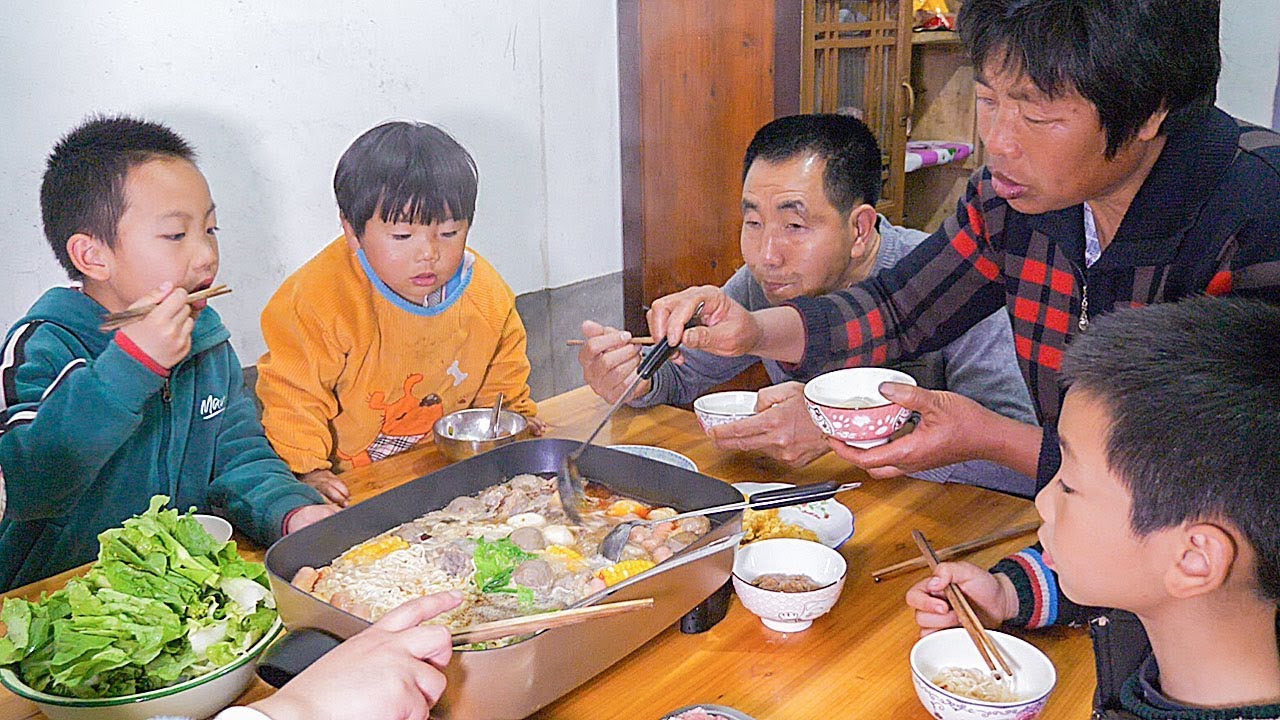 媳婦今天準備火鍋，一家人有說有笑的吃火鍋，真開心 | Eat hot pot, the family talking and laughing eating hot pot, really happy