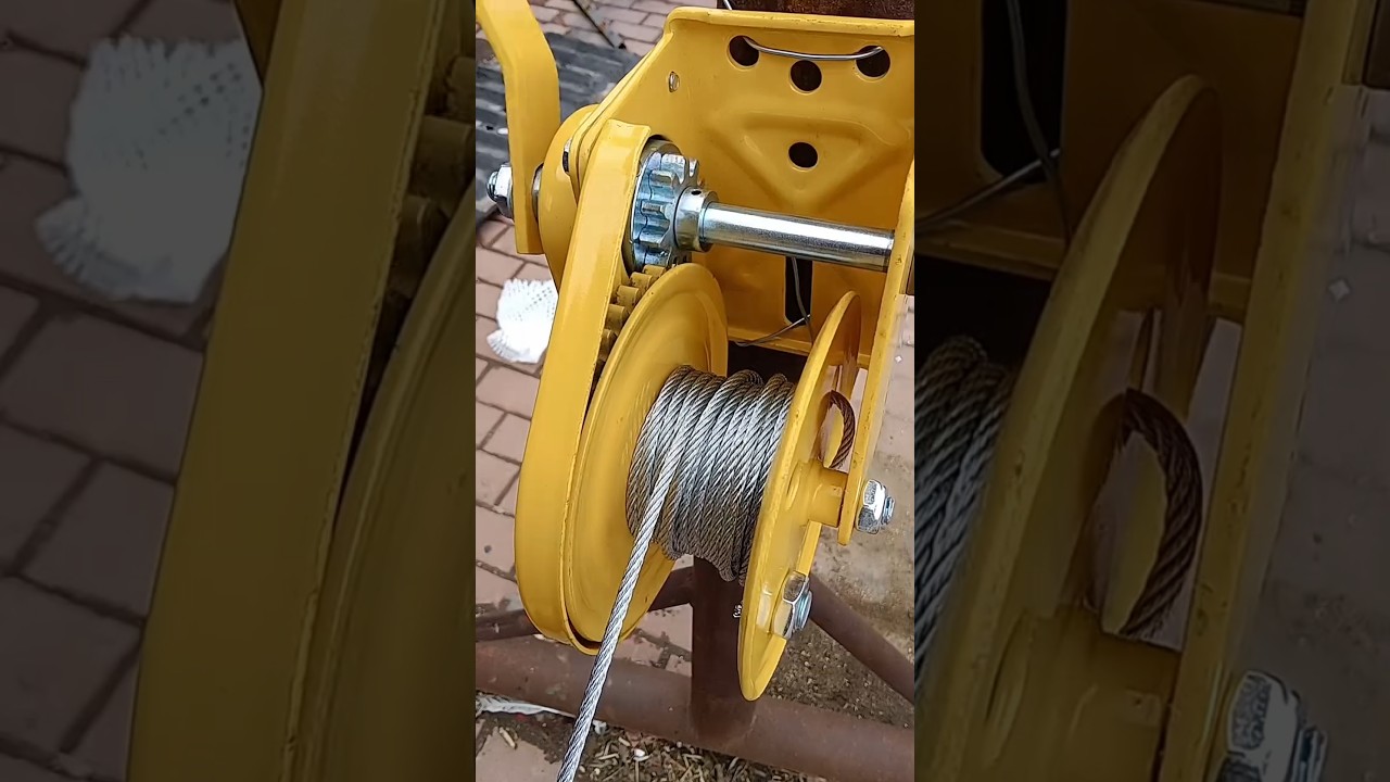 Self-locking manual winch 