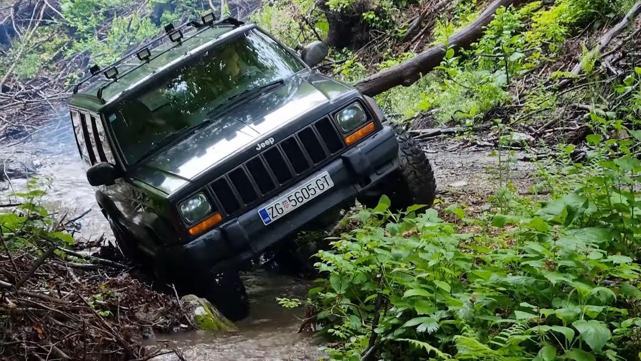 XJ Jeep Cherokee TD - 3 Inch Lift, 31s And Open Diffs On Rocks And Water