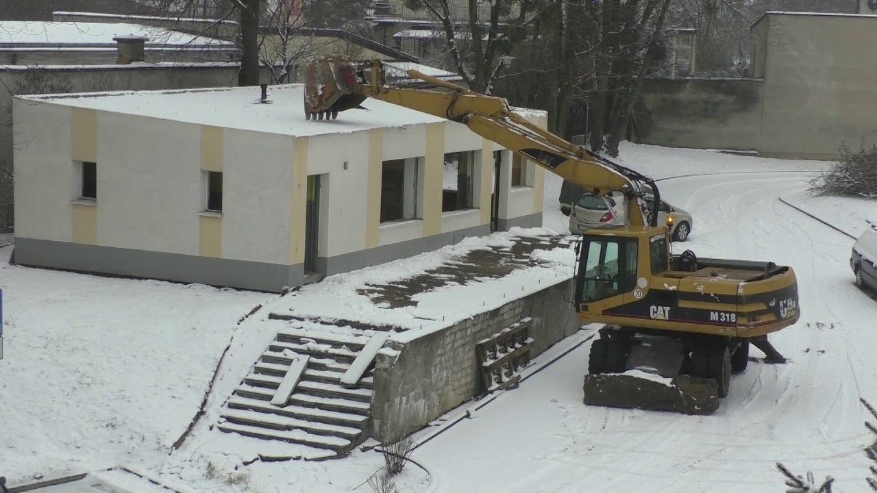 08.02.2018r. Kurów. Proces wyburzenia budynku świetlicy osiedlowej 35-lecia PRL